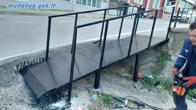 Mudanya Şükrüçavuş Mahalle Muhtarı Şeref ŞAŞ Su Deposu Caddesinde ve Parklarda tehlikeli noktalara demir korkuluk, bariyer yapılmasına vesile oldu. 