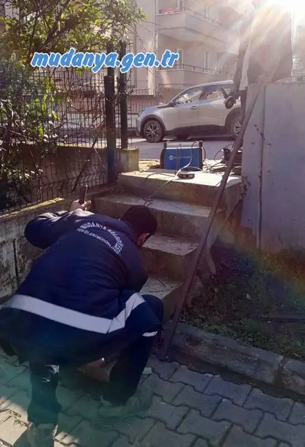 Şükrüçavuş Mahalle Muhtarı Şeref ŞAŞ Su Deposu Caddesinde ve Parklarda tehlikeli noktalara demir korkuluk, bariyer yapılmasına vesile oldu. 