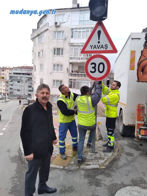 Mudanya'nın en yoğun ana arterlerinden biri olan Şükrü Çavuş Mahallesi Su Deposu Caddesinin rampa iniş ve çıkışına güneş panelli uyarı ışık ve levhaları konuldu. Şükrü Çavuş Mahalle Muhtarı Şeref ŞAŞ'ın taleplerinden bir olarak yapılan sistemle araçların tehlikeli sürüşleri nedeniyle olası trafik kazalarına karşı uyarı tedbiri alınmış oldu.