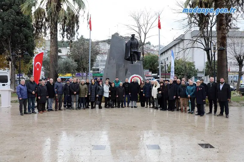 Mudanya Belediyesi 24 Kasım Öğretmenler Günü’nü etkinliklerle kutladı. Mudanya’nın en yaşlı ve en genç öğretmenlerinin Atatürk Anıtı’na çelenk sunduğu etkinliğe çok sayıda öğretmen ve vatandaş katıldı.