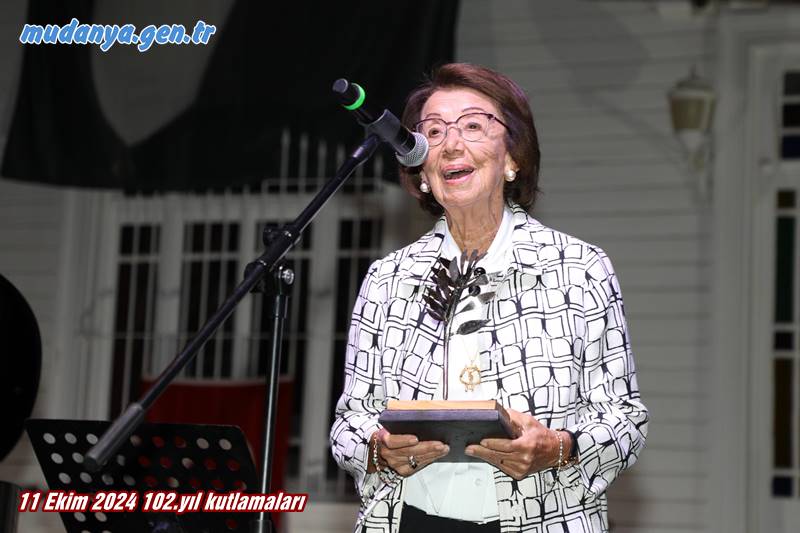 Geçtiğimiz yıl Mudanya Mütarekesi 2023 Barış Yolu Ödülü’ne layık görülen ancak maç fikstürlerinin yoğunluğu nedeniyle ödülünü alamayan Milli Kadın Voleybol Takımı ödüllerine bu yıl kavuştu. Saliha Şahin, Dilay Özdemir, Melisa Bükmen, Selin Adalı, Bilge Paşa ve Selin Çalışkan, ödülü İsmet İnönü’nün kızı Özden İnönü Toker’in elinden aldı