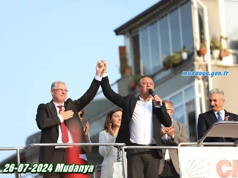 CHP Genel Başkanı Özgür ÖZEL Mudanya Belediyesini ziyaretinin ardından Mütareke Meydanı'ndaki parti otobüsünden vatandaşlara seslendi
