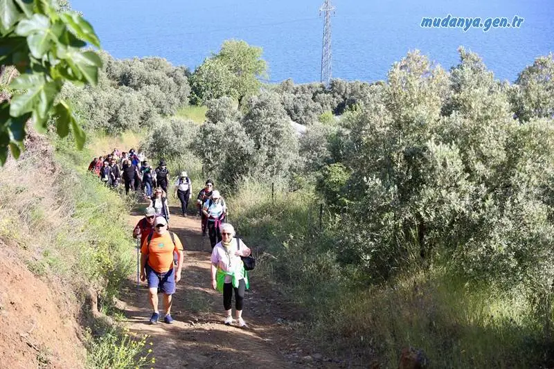 Mudanya Belediyesi'nin 6.8 kilometre parkurda düzenlediği "Rota Myrleia" doğa yürüyüşü, renkli görüntülere sahne oldu.