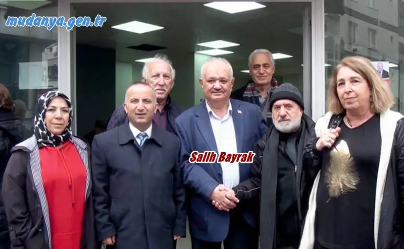 Mudanya’nın tanınan ve sevilen esnaflarından olan ve 31 Mart Seçimlerinde Ömerbey Mahallesi’nden Muhtar Adaylığını açıklayan Salih Bayrak geçtiğimiz hafta sonu Ömerbey Mahallesi Abidin Özmen Sokak Bayrak Apartmanı numara 20'de bulunan iş yerinde pilav, ayran ikramı yaparak misafirlerini ağırladı. Salih Bayrak'ın davetine icabet yoğun oldu.