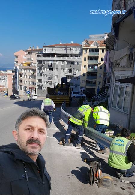 Şükrü Çavuş Mahalle Muhtarı ve Muhtar Adayı Şeref ŞAŞ canla başla mahalle sakinleri için çalışıyor. Muhtar ŞAŞ son olarak mahallenin en riskli yerine çelik bar yapılmasına vesile oldu.