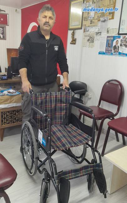 Şükrü Çavuş Mahalle Muhtarı Şeref Şaş Gelenekselleşen Erzak Koli Dağıtımını Gerçekleştirdi. Mudanya Şükrü Çavuş Mahalle Muhtarı Şeref Şaş temin ettikleri 30 adet erzak kolilerini ihtiyaç sahibi mahalle sakinlerine dağıttı.