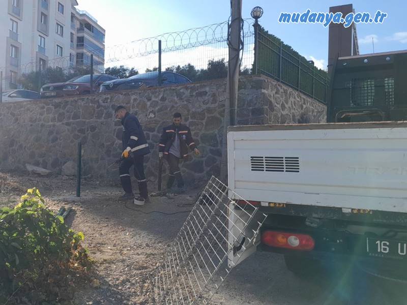 Şükrü Çavuş Mahallesi Su Deposu Caddesi Güven Park ile Özcan Sitesi'nin arasında Mudanya Belediyesine ait kontrolsüz alan Mahalle Muhtarı Şerefe ŞAŞ'ın talebi üzerine belediye ekiplerince başlatılan çalışma sonucu güvenli hale getirildi.