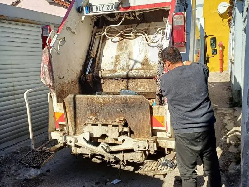Muhtar ŞAŞ'ın 06 Eylül 2023 günü temizlik operasyonu organize ettiği Yokuşçeşme sokak numara 22'de bulunan ve mahalle sakinlerinin kokudan şikayetçi olduğu yere tekraren Çöp Ev Temizliği yaptırdı.