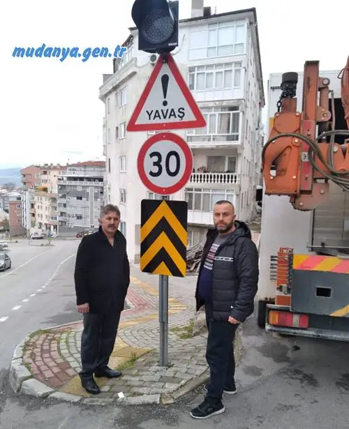 Mudanya'nın en yoğun ana arterlerinden biri olan Şükrü Çavuş Mahallesi Su Deposu Caddesinin rampa iniş ve çıkışına güneş panelli uyarı ışık ve levhaları konuldu. Şükrü Çavuş Mahalle Muhtarı Şeref ŞAŞ'ın taleplerinden bir olarak yapılan sistemle araçların tehlikeli sürüşleri nedeniyle olası trafik kazalarına karşı uyarı tedbiri alınmış oldu.
