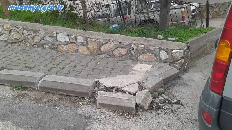 Mudanya Şükrü Çavuş Mahalle Muhtarı Şeref ŞAŞ mahalle genelinde yol ve kaldırımları mercek altına aldı.
