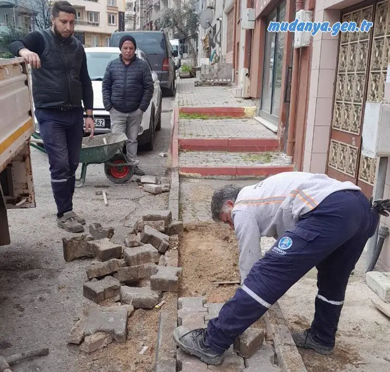 Mudanya Şükrü Çavuş Mahalle Muhtarı Şeref ŞAŞ mahalle genelinde yol ve kaldırımları mercek altına aldı.