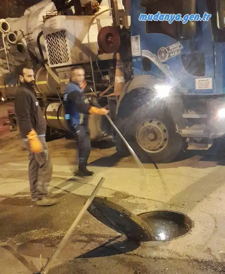 Akşam saatlerinde asfalt yolda bulunan metal kapakların altından ses ve kokuyu far eden Muhtar Şeref ŞAŞ BUSKİ ekiplerine durumun acil olduğunu belirterek müdahele edilmesini talep etti. 