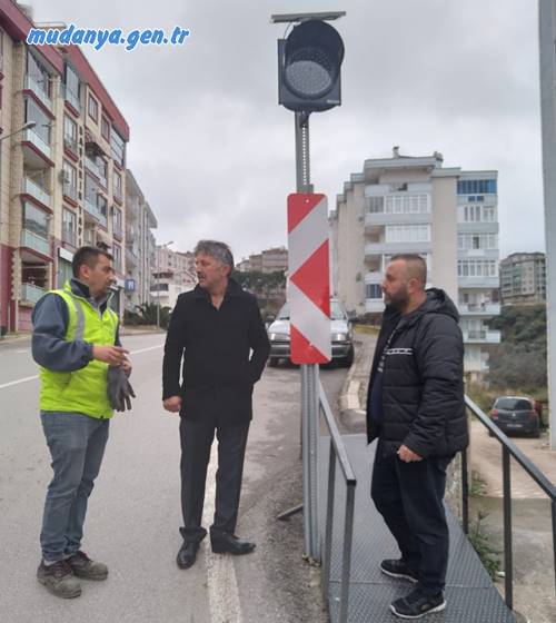 Mudanya'nın en yoğun ana arterlerinden biri olan Şükrü Çavuş Mahallesi Su Deposu Caddesinin rampa iniş ve çıkışına güneş panelli uyarı ışık ve levhaları konuldu. Şükrü Çavuş Mahalle Muhtarı Şeref ŞAŞ'ın taleplerinden bir olarak yapılan sistemle araçların tehlikeli sürüşleri nedeniyle olası trafik kazalarına karşı uyarı tedbiri alınmış oldu.