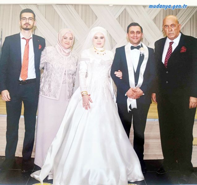 Düğüne Mudanya ve Bursa'nın tanınmış isimleri katılırken Psikolojik Danışman olan gelin Cansu Tantekin ile bir bankada finasn müdürü olan damat Murat Yüksel konukların huzurunda bir ömür mutluluğa ‘evet’ dedi.