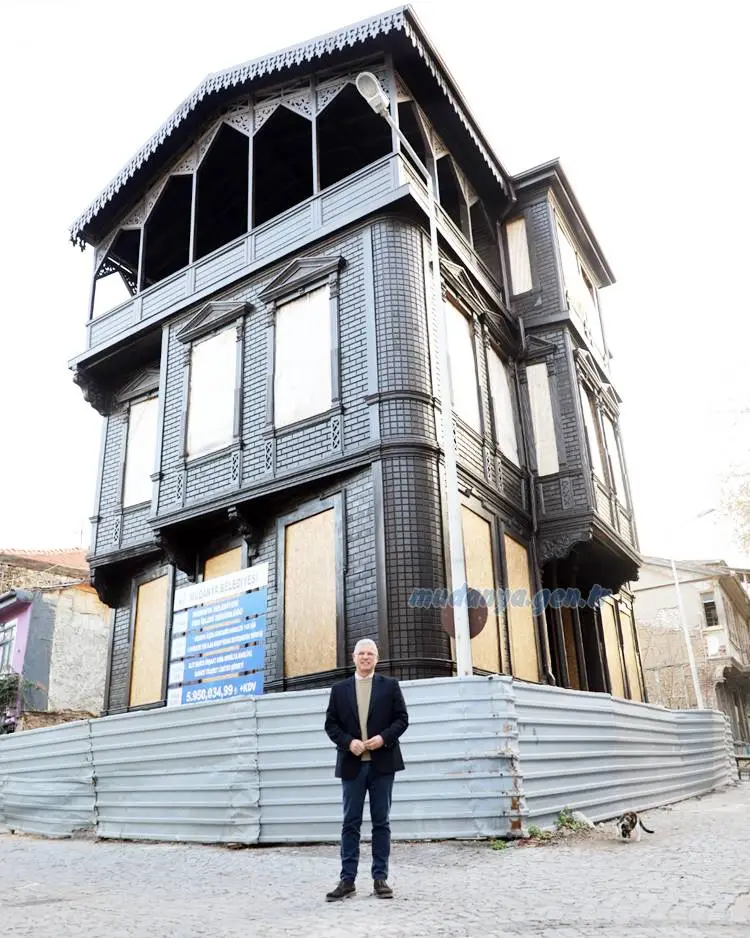 Mudanya Belediyesi, Girit Sokağı’nın simge yapılarından tarihi konağı “Cumhuriyet Müzesi”ne dönüştürüyor. 2025 yazında tamamlanması planlanan proje, ilçenin tarihine ve turizmine yeni bir soluk kazandıracak.