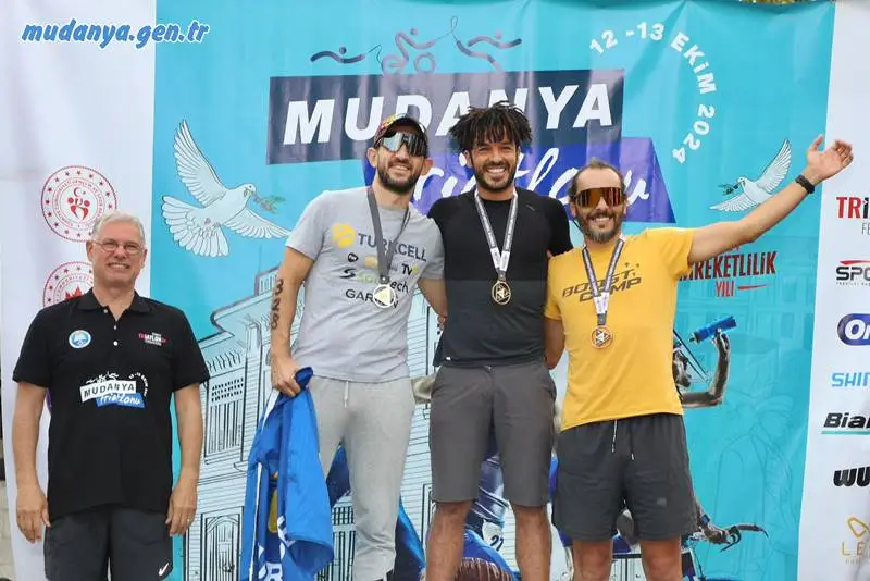 Mudanya Belediyesi ve Türkiye Triatlon Federasyonu işbirliği ile Mudanya’da ilk kez düzenlenen 2024 Mudanya Triatlonu Türkiye Kupası Finalleri büyük heyecan ve mücadeleye sahne oldu. Yüzme, bisiklet ve koşu sporunu ardı ardına yaptıkları için “demir adam” tanımıyla bilinen triatletlerin final parkuru, Mudanya’nın havası, denizi ve tarihi eşliğinde tamamlandı.