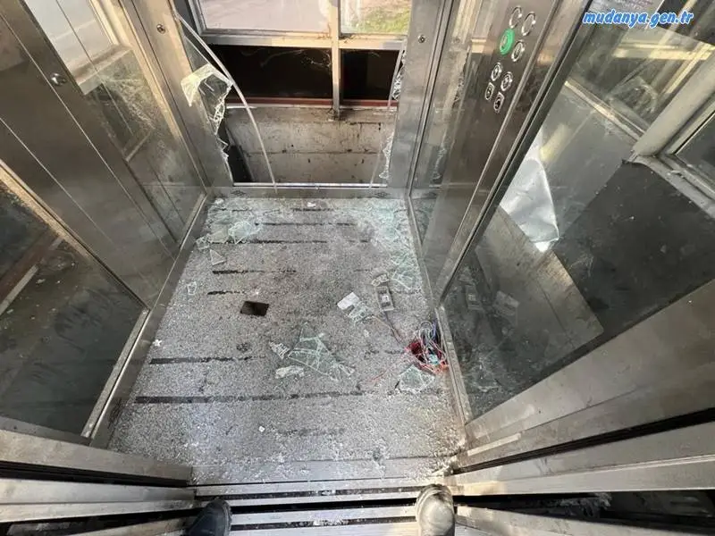 Bursa Büyükşehir Belediyesi tarafından İstanbul Yolu ve devamında Yakın Çevre Yolu üzerinde yer alan üstgeçitlerin asansör ve elektrik tesisatlarına bazı art niyetli kişiler tarafından zarar verilmesi üzerine açıklama yapıldı.