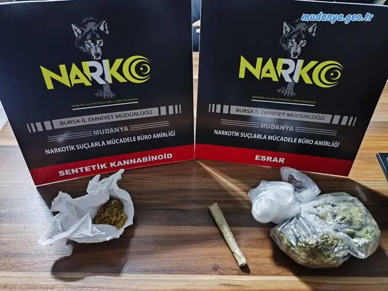 Mudanya Narkotik Suçlarla Mücadele Büro Amirliği ekipleri, Ömerbey Mahallesi'nde Bursa asfaltı caddesi üzerinde gece yarısı gerçekleştirdikleri rutin kontroller sırasında şüpheli bir aracı durdurdu.