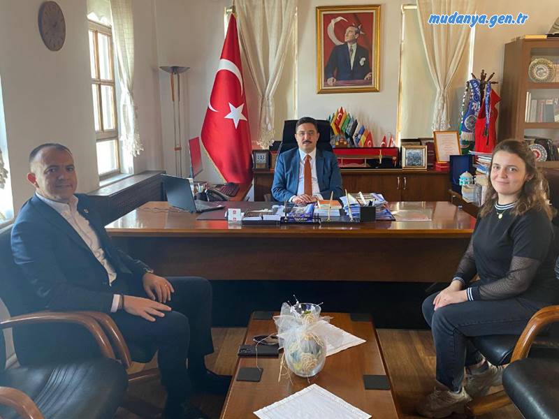 Biçer Sigorta firmasının sahibi olan ve yıllardır Mudanya'mızın yüz akı olarak sektöründe her yıl ödül alan Volkan Biçer Mudanya Kaymakamı Ayhan Terzi, Mudanya Esnaf Ve Sanatkârlar Odası Başkanı Ertan Abdulazizoğlu ve Kent Konseyi Başkanı Ozan Kozan'ı 13. Sigorta Haftası dolayısıyla ziyaret etti.