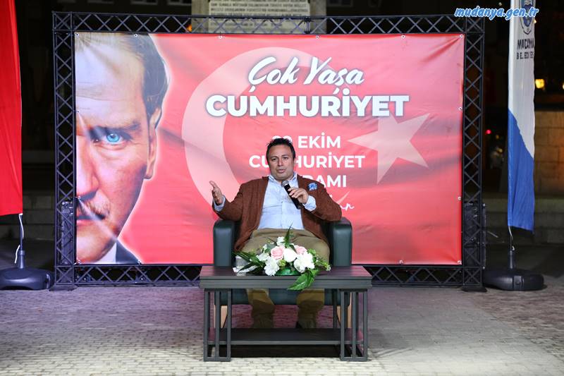 Mudanya - İlk gün etkinlikleri kapsamında Mütareke Meydanı’nda Mudanyalılar ile “Cumhuriyetin Tasarımı” başlıklı söyleşide buluşan yazar Yalın Alpay, Cumhuriyetin kuruluş yıllarını ve yaşananları anlattı. Atatürk’ün Cumhuriyeti nasıl tasarladığını aktaran Alpay, Atatürk’ün yaptığı değişim ve yenilikler sayesinde Cumhuriyetin benimsediğini söyledi.