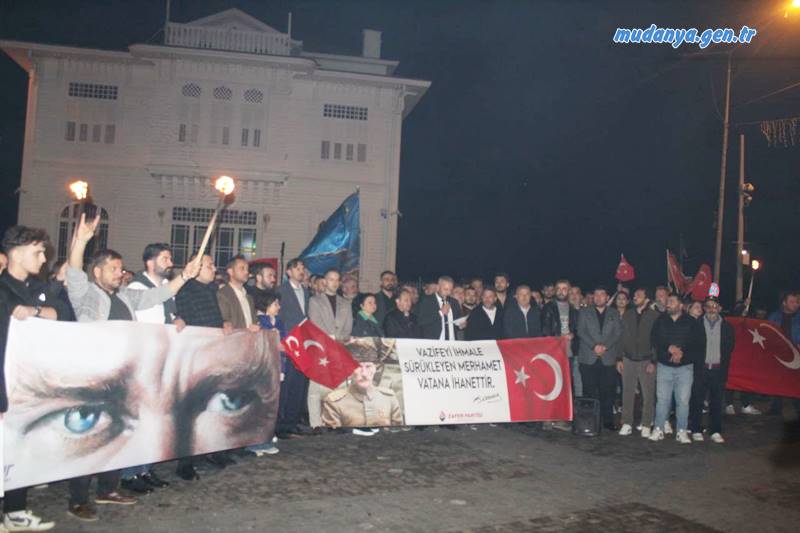 Cihat Gazi Başkanlığındaki Zafer Partisi Bursa İl Teşkilatı, bölücübaşı PKK terör örgütü lideri Abdullah Öcalan'ın tutuklu bulunduğu , İmralı Adası’na en yakın noktalardan biri olan Mudanya Mütareke Meydanı’nda açıklama yaptı. Zafer Partisi Bursa İl Başkanı Cihat Gazi, Genel Başkan Prof. Dr. Ümit Özdağ’ın ifadeleriyle halka hitap etti.
