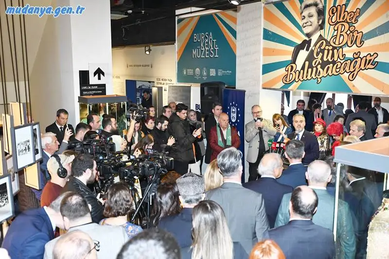 Bursa’nın yetiştirdiği en önemli sanatçılardan olan Zeki Müren adına sahne kıyafetleri, gözlükleri, ayakkabıları, piyanosu, plakları ve birçok kişisel eşyasıyla hazırlanan sergi, Türkiye’nin ilk kent müzesi olan Bursa Kent Müzesi’nde ziyarete açıldı.
