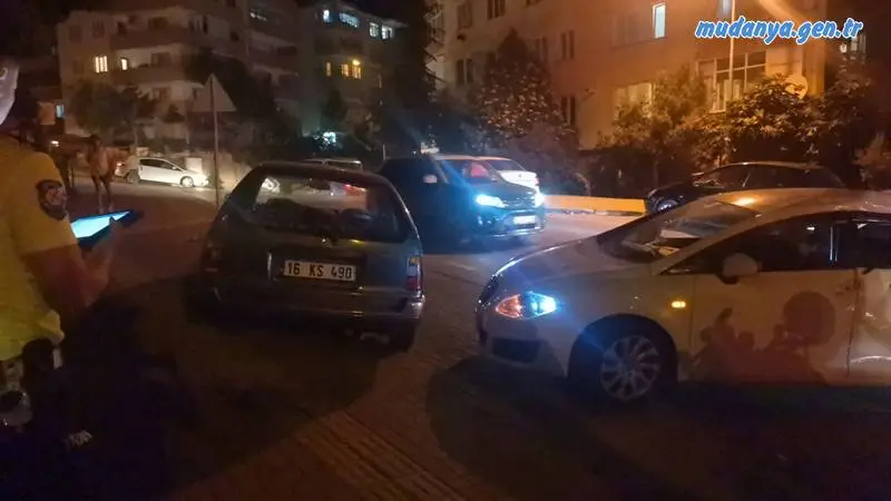 Mudanya'dan Bursa yönüne ilerleyen bir araç, direksiyon hakimiyetini kaybederek park halindeki iki araca çarptı.