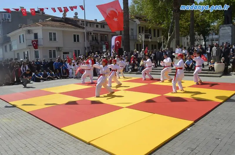Mudanya Meydan programında konuşan İlçe Gençlik ve Spor Müdürü Çağlar Yeni, 19 Mayıs’ın bağımsızlık mücadelesi ve milli irade açısından taşıdığı öneme dikkat çekerek, “Gençlik, gelecektir. Türk gençleri, istiklalimizin ve Cumhuriyetimizin en büyük güvencesidir.” dedi.