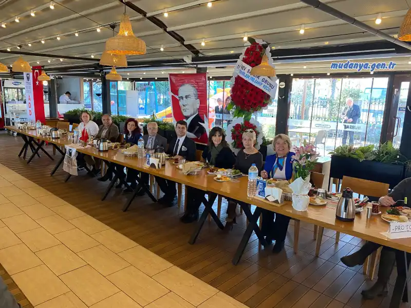 Atatürkçü Düşünce Derneği (ADD) Mudanya Şubesi, 24 Kasım Öğretmenler Günü dolayısıyla BURFAŞ İstasyon tesislerinde kahvaltı programı düzenledi. Etkinlikte Başöğretmen Gazi Mustafa Kemal Atatürk anılırken, öğretmenlere yönelik anlamlı bir buluşma gerçekleştirildi.