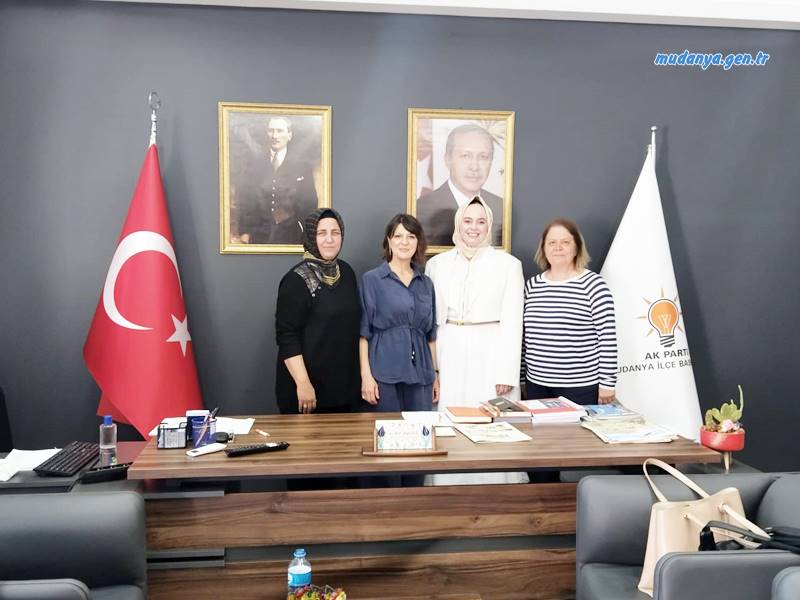AK Parti Mudanya İlçe Kadın Kolları, İl Kadın Kolları Başkanı İmren Çavuşoğlu'nun katılımıyla anlamlı bir kahvaltı programına ev sahipliği yaptı. İlçe Kadın Kolları mahalle başkanları ve kadın mahalle muhtarlarının yoğun ilgi gösterdiği programda, dayanışma ve istişare ruhu ön plana çıktı.
