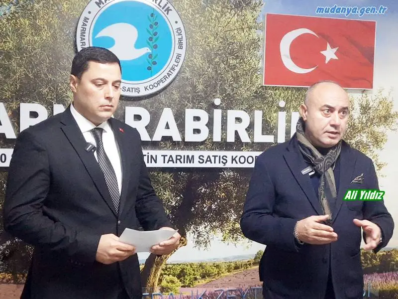 Marmarabirlik'e bağlı 150 Sayılı Mudanya Zeytin Tarım Satış Kooperatifi Yönetim Kurulu Başkanı Cüneyt Soylu Marmarabirlik Başkan Vekili Ali Yıldız ile birlikte basın açıklaması yaparak 2024-2025 yılı hasat dönemini değerlendirdi. 