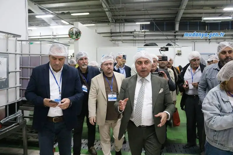 Marmarabirlik Genel Müdürlük Binası’nda düzenlenen ‘Marmarabirlik ile Yeni Döneme Güvenli Adım’ başlığı ile düzenlenen toplantıda Marmarabirlik Yönetimi basın mensupları ile bir araya geldi. Entegre Tesisleri’ne gerçekleşen fabrika gezisi ile başlayan program akışı, Konferans Salonu’nda gerçekleşen basın açıklaması ile devam etti. 