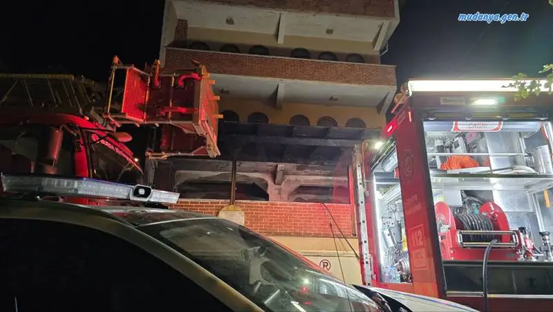 Bursa’nın Mudanya ilçesi Altıntaş Mahallesi’nde üç katlı kullanılmayan binada çıkan yangın itfaiye ekiplerince söndürüldü.
