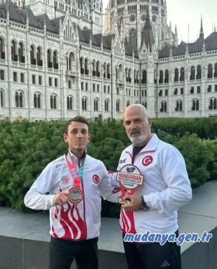 Mudanya’da 28 yıldır spora ve gençliğe hizmet veren Mudanya Klas Spor Kulübü’nün kurucusu ve antrenörü Necati Şimşek, başarılarla dolu kariyerine bir halka daha ekleyerek Türkiye Kickboks Federasyonu Merkez Hakem Komitesi (MHK) üyeliğine atandı.