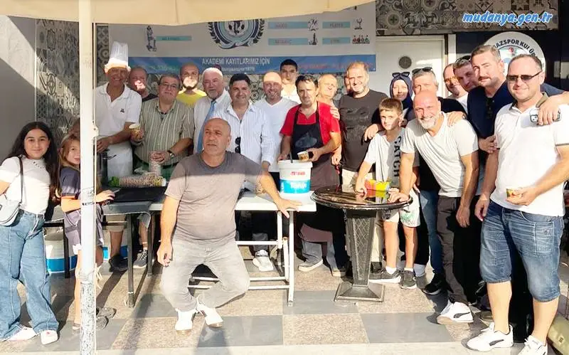 Burgazspor Kulübü, Muharrem ayının bereketini ve paylaşım ruhunu yaşatmak adına anlamlı bir etkinliğe imza attı. Kulübün lokalinde düzenlenen aşure ikramına kulüp yöneticileri, mahalle sakinleri ve spor camiasının önde gelen temsilcileri, belediye meclisi üyeleri ve siyasiler katıldı.