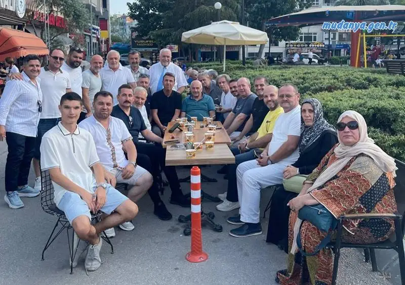 Burgazspor Kulüp Başkanı Süleyman Çelik, ikramı bizzat kendi elleriyle yaparak hem misafirperverliğini hem de samimiyetini ortaya koydu. Kıymetli hemşehrilere dağıttığı aşurelerden almaya gelen herkesle tek tek tokalaşarak sohbet etti ve teşekkürlerini iletti.