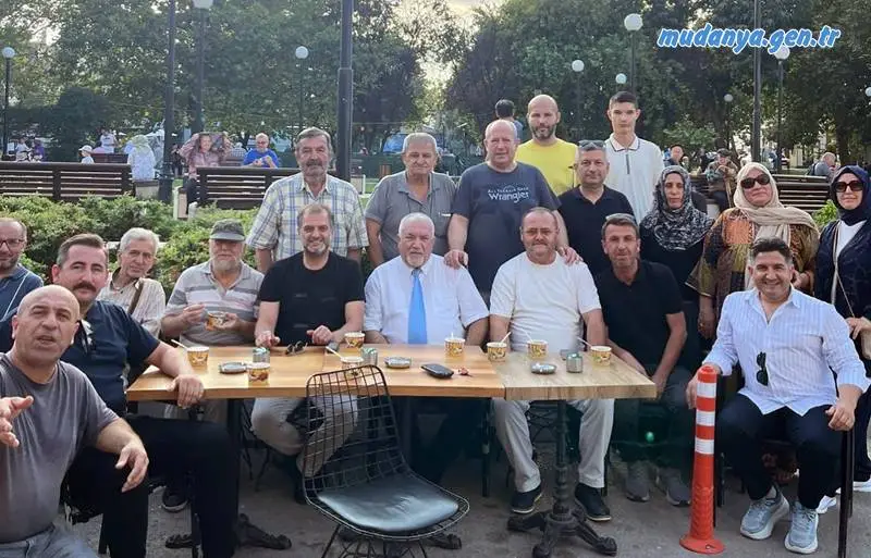 Mudanya / Güzelyalı – Burgazspor Kulübü, Muharrem ayının bereketini ve paylaşım ruhunu yaşatmak adına anlamlı bir etkinliğe imza attı. Kulübün lokalinde düzenlenen aşure ikramına kulüp yöneticileri, mahalle sakinleri ve spor camiasının önde gelen temsilcileri, belediye meclisi üyeleri ve siyasiler katıldı.