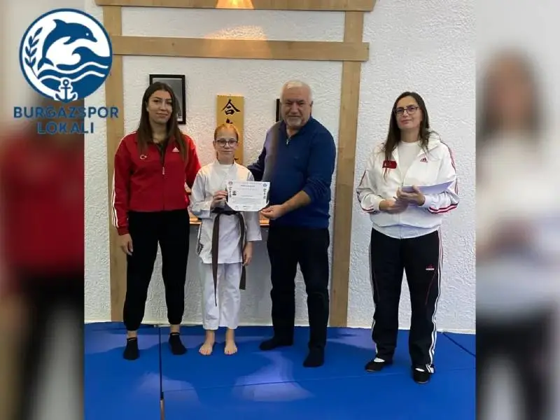 Burgazspor Lokali’nde düzenlenen kuşak töreninde minik, yıldız ve genç sporcular, yoğun emek ve disiplinle geçen bir dönemin ardından yeni kuşaklarına terfi etmenin mutluluğunu yaşadı.