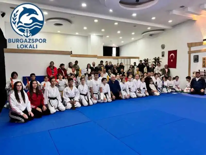 Burgazspor Lokali’nde düzenlenen kuşak töreninde minik, yıldız ve genç sporcular, yoğun emek ve disiplinle geçen bir dönemin ardından yeni kuşaklarına terfi etmenin mutluluğunu yaşadı.