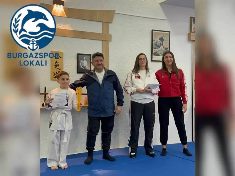 Burgazspor, karate branşında yeni bir gurur gününe ev sahipliği yaptı. Burgazspor Lokali’nde düzenlenen kuşak töreninde minik, yıldız ve genç sporcular, yoğun emek ve disiplinle geçen bir dönemin ardından yeni kuşaklarına terfi etmenin mutluluğunu yaşadı.