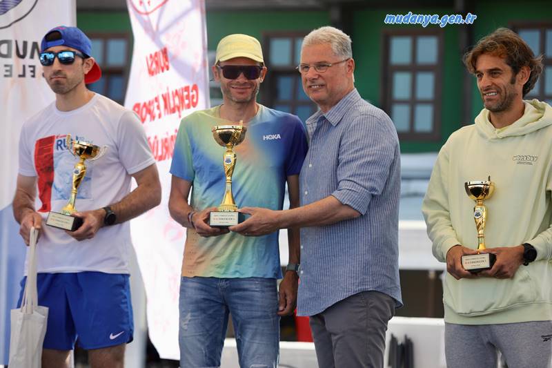Mudanya Belediye Başkanı Deniz Dalgıç, maratonun başlangıç noktasında sporcularla bir araya geldi. Dalgıç, “Tirilye için bir ilk olan bu maraton, gördüğü ilgiyle hepimizi mutlu etti. Bu topraklara değer katan her adımın arkasındayız.” ifadelerini kullandı.