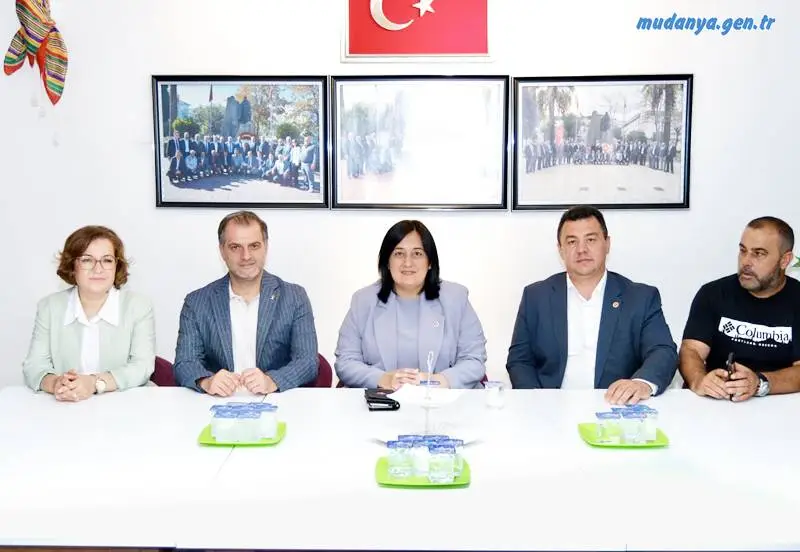 Programın ilk durağı, mahalle muhtarlarının bir araya geldiği Muhtarlar Derneği oldu. Milletvekili Durmaz ve ilçe yönetimi, muhtarların taleplerini ve bölgeye ilişkin görüşlerini dikkatle dinleyerek not aldı.