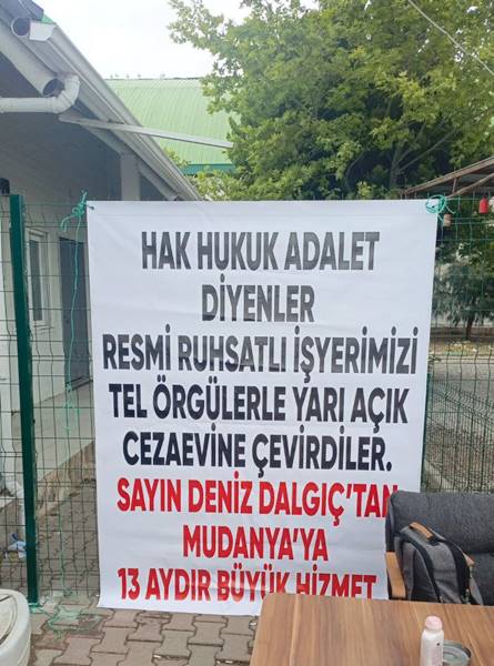 Mudanya Belediyesi tarafından dolgu alanı yanında yer alan Mudanya Belediyesi kapalı pazaryerinde engelli esnaf Erkan Taşdemir’in işyerine girişine belediye tel örgü çekince milletvekili Selçuk Türkoğlu ve İYİ Parti Mudanya İlçe Başkanlığı yönetimi açıklama yaptı.