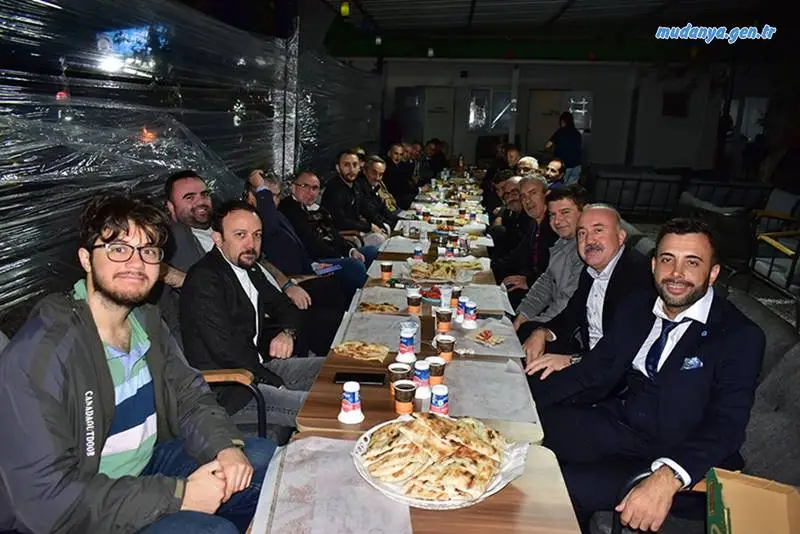 İYİ Parti İl Delegesi ve Yönetim Kurulu üyesi Erkan Taşdemir düzenlediği birlik ve beraberlik yemeğinde partili arkadaşlarına cağ döner ikramında bulundu.