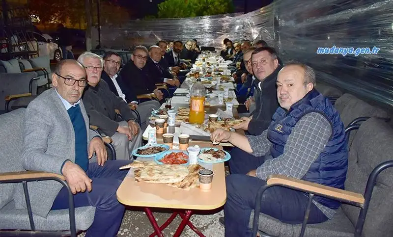 İYİ Parti İl Delegesi ve Yönetim Kurulu üyesi Erkan Taşdemir düzenlediği birlik ve beraberlik yemeğinde partili arkadaşlarına cağ döner ikramında bulundu.