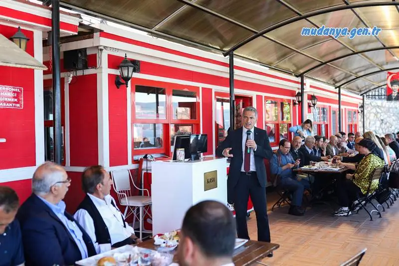 Gemlik Belediye Başkanı Şükrü Deviren, mahalle muhtarlarıyla gerçekleştirdiği düzenli çözüm toplantılarına bir yenisini daha ekledi. Belediyeye ait Fayton Kafe’de düzenlenen toplantıya Muhtarlar Derneği Başkanı Ayhan Gündoğdu’nun yanı sıra belediye başkan yardımcıları, meclis üyeleri, Gemlik Belediyesi ve BUSKİ yetkilileri ile mahalle muhtarları katıldı.