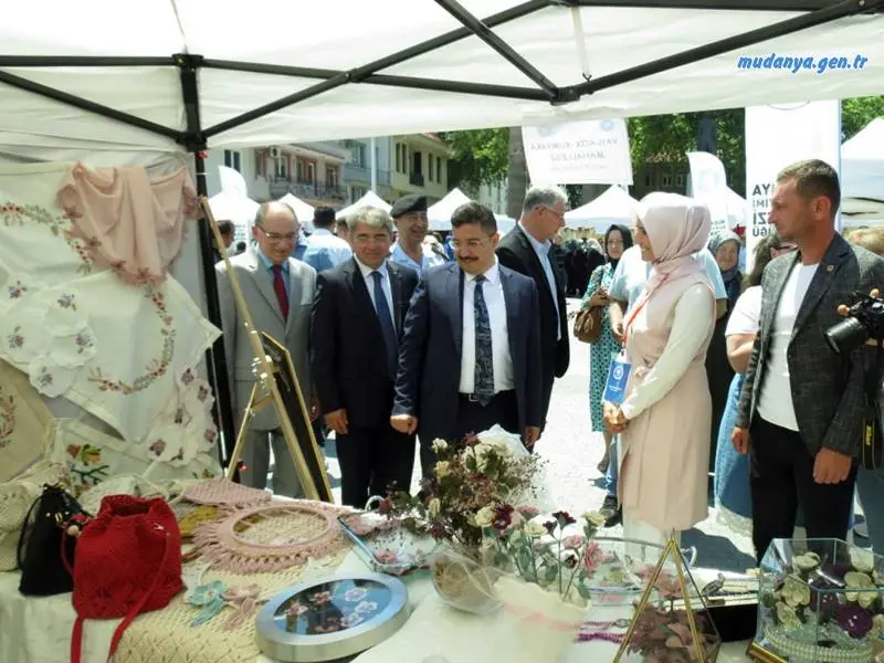 Mudanya Halk Eğitimi Merkezi tarafından, Hayat Boyu Öğrenme Haftası etkinlikleri kapsamında hazırlanan yıl sonu sergisi, Mudanya Mütareke Meydanı’nda yoğun katılımla açıldı. Milli Eğitim Bakanlığı Hayat Boyu Öğrenme Genel Müdürlüğü öncülüğünde düzenlenen sergide, kursiyerlerin el emeği göz nuru ürünleri Mudanyalıların beğenisine sunuldu.