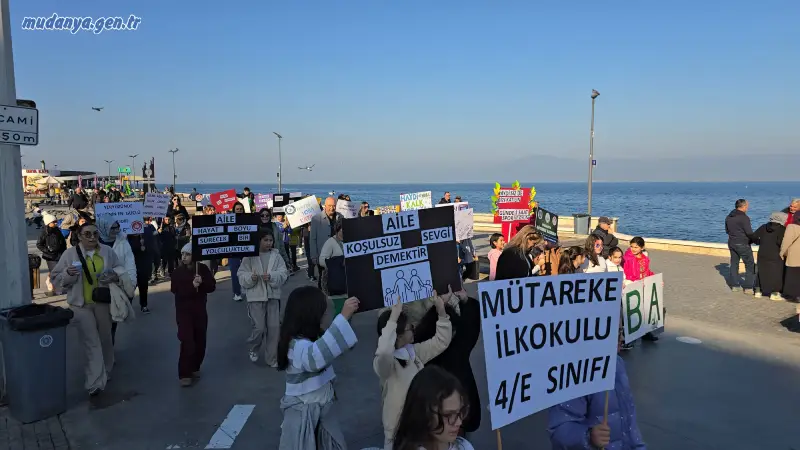 Mudanya İlçe Millî Eğitim Müdürlüğü’nün H.O.B.A. Projesi kapsamında düzenlenen yürüyüş etkinliğinde öğrenciler, veliler ve eğitimciler sağlıklı yaşam için Mütareke Meydanı’ndan BUDO İskelesi’ne birlikte yürüdü.