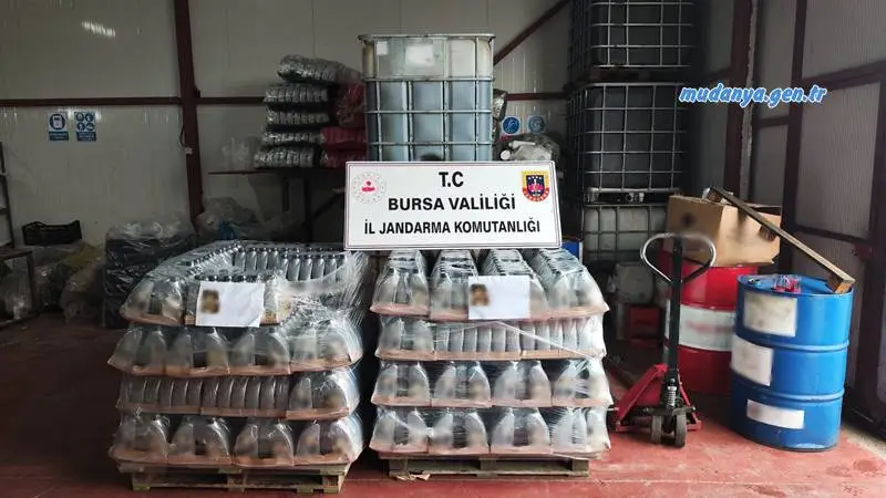Bursa’nın Mudanya ilçesi Çekrice Mahallesi’nde, kaçak motor yağı üretimi yapıldığı belirlenen bir depoya jandarma ekiplerince düzenlenen operasyonda toplam 12 bin 750 litre yağ ele geçirildi.