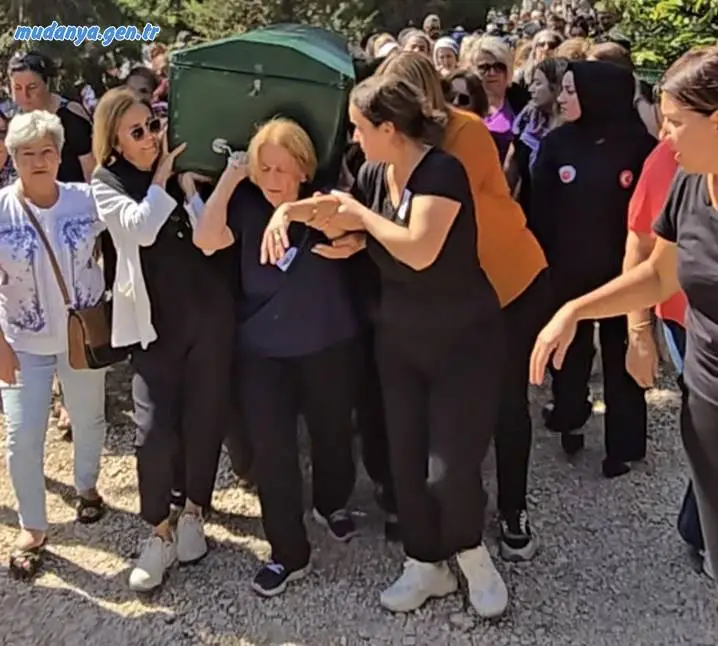 Ankara’da, 5 yaşındaki kızının gözleri önünde eşi ve kayınpederi tarafından katledilen yüksek mühendis Başak Gürkan Arslan (46), memleketi Mudanya’da gözyaşları ve sloganlar eşliğinde son yolculuğuna uğurlandı.